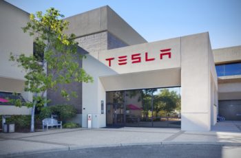 Tesla demite centenas de funcionários, mas diz que está ‘tudo bem’