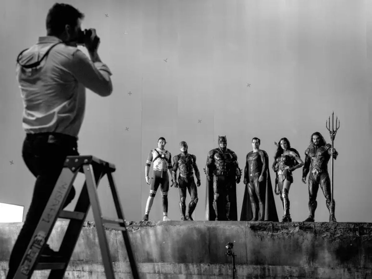 Zach Snyder e elenco nos bastidores de Liga da Justiça.