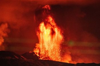 Vulcão Etna cospe lava e ilumina o céu na Itália