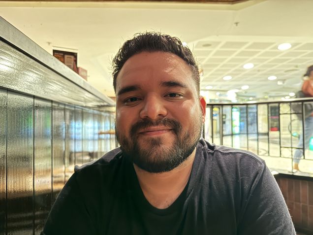 iPhone 15 Pro Max - Câmera principal com pouca luz