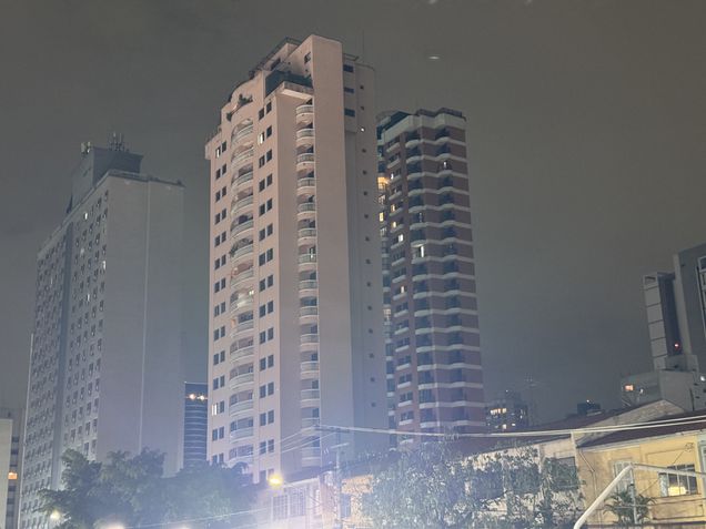 iPhone 15 Pro Max - Câmera principal em modo noturno