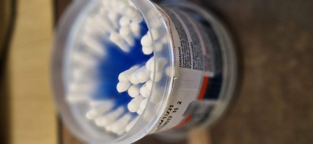 Haste flexível com pontas de algodão