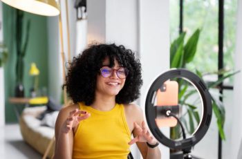 Santander lança curso grátis de IA para criadores de conteúdo no YouTube