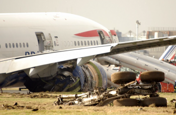 Pouso de emergência: por que a ordem para evacuar um avião não é automática?