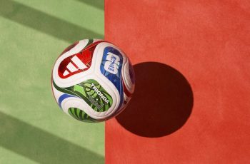 WhatsApp troca emoji da bola de futebol pela bola da Copa