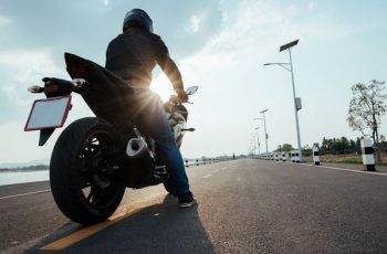 Vai viajar de moto? Veja dicas para pegar a estrada em segurança