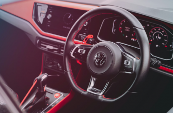 Mão inglesa: por que em alguns países o carro tem volante do lado direito?